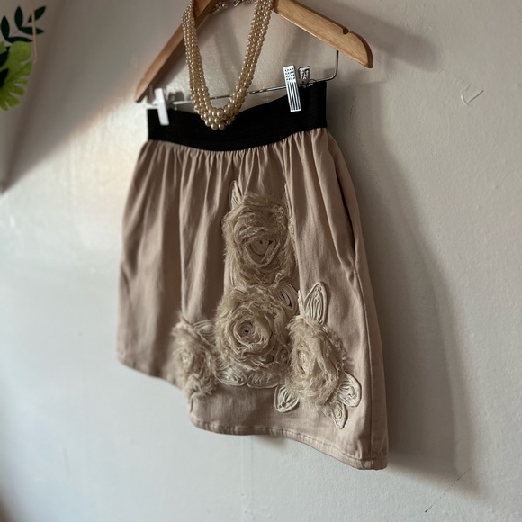 Butters mini skirt sz M elastic waist boho tulle flowers cotton/spandex tan o - Picture 7 of 12